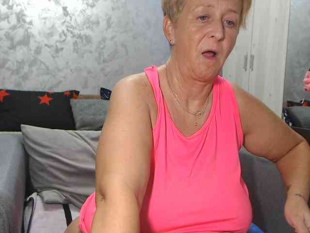 LovePinkLilli webcam