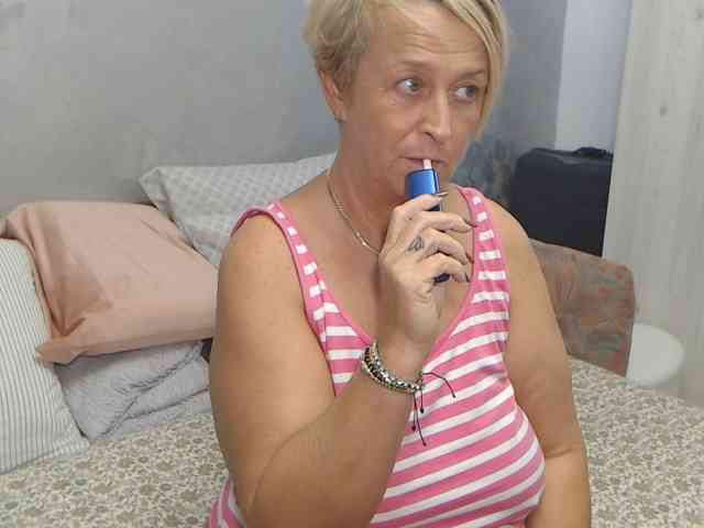LovePinkLilli webcam