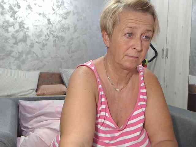 LovePinkLilli webcam