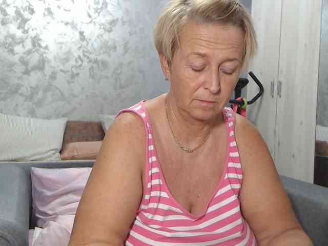 LovePinkLilli webcam