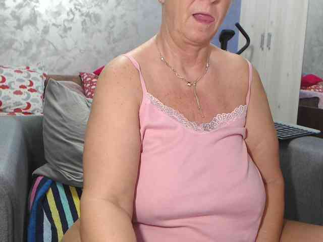 LovePinkLilli webcam