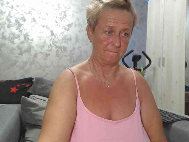 LovePinkLilli webcam