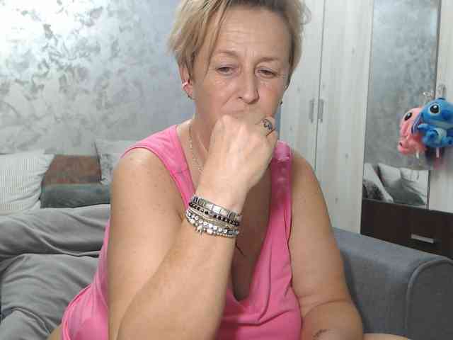 LovePinkLilli webcam
