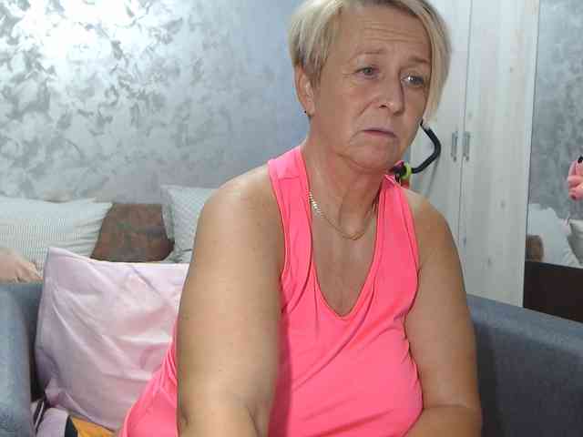LovePinkLilli webcam