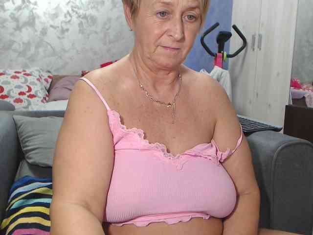 LovePinkLilli webcam