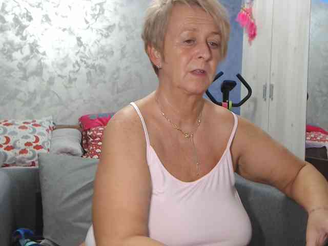 LovePinkLilli webcam