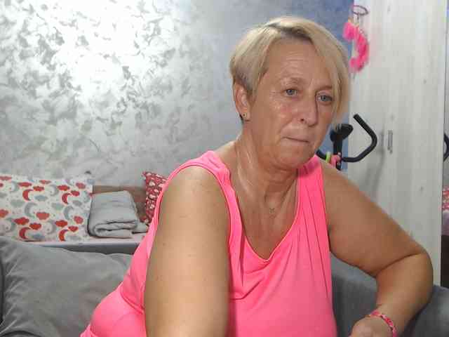 LovePinkLilli webcam