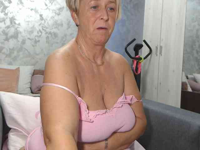 LovePinkLilli webcam