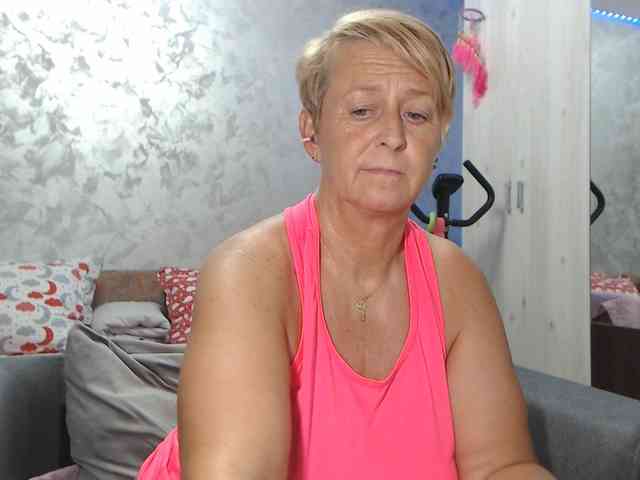 LovePinkLilli webcam