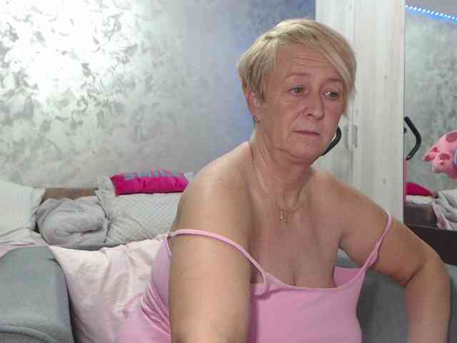 LovePinkLilli webcam