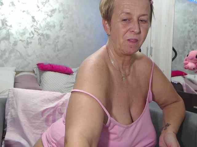 LovePinkLilli webcam