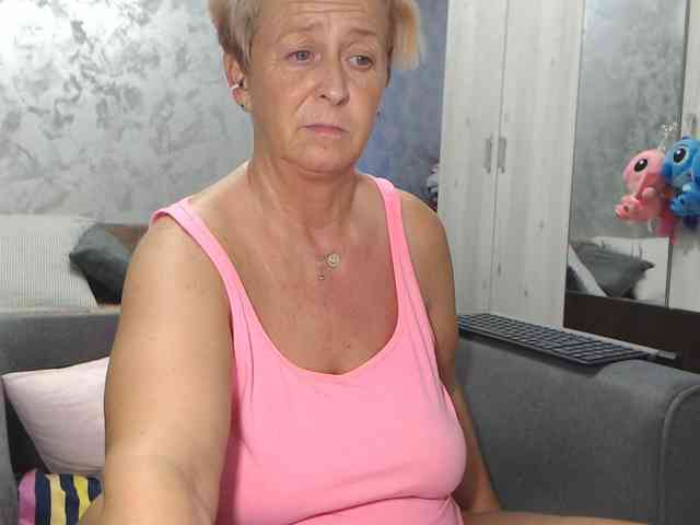 LovePinkLilli webcam