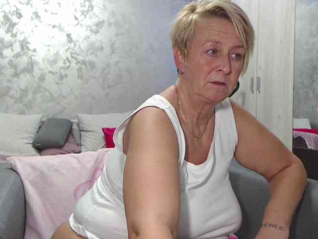 LovePinkLilli webcam