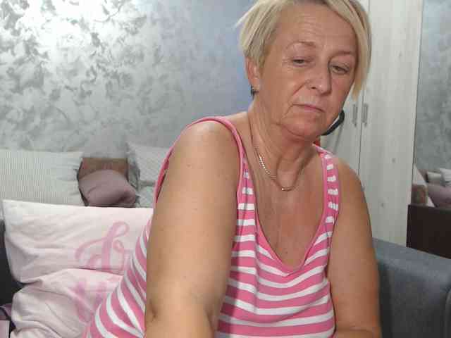 LovePinkLilli webcam