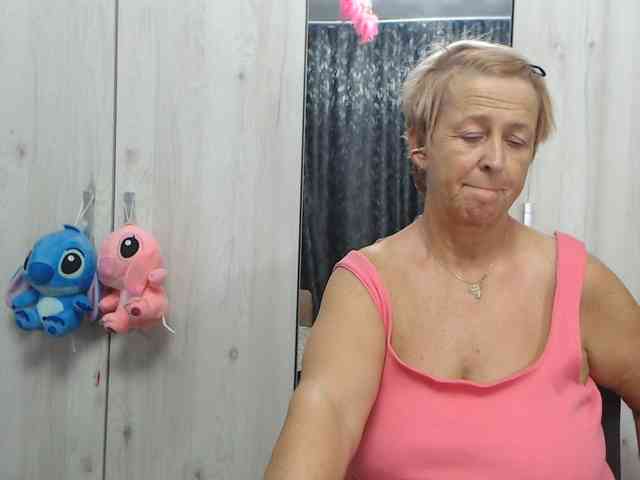 LovePinkLilli webcam