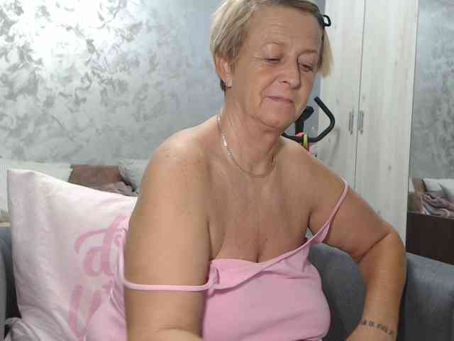 LovePinkLilli webcam