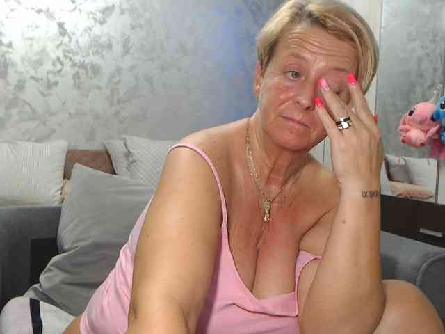 LovePinkLilli webcam