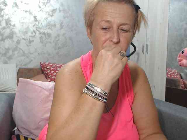LovePinkLilli webcam