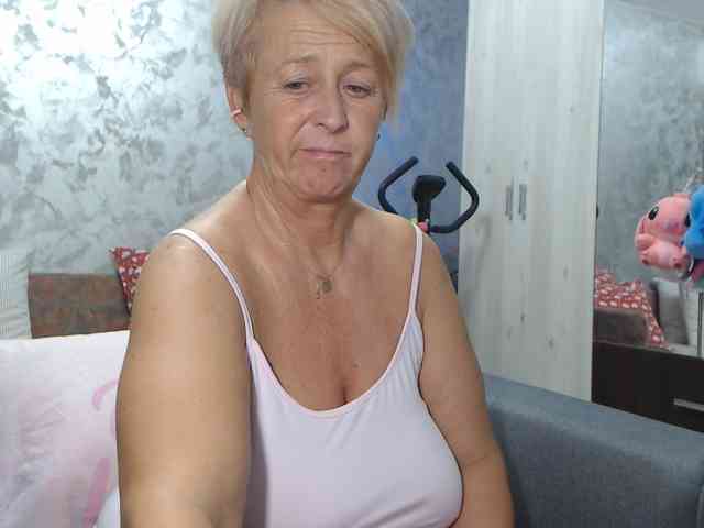 LovePinkLilli webcam