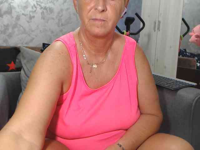 LovePinkLilli webcam