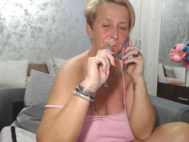 LovePinkLilli webcam