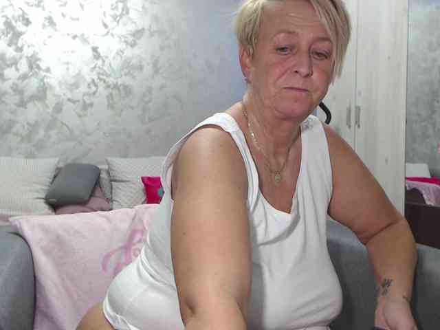 LovePinkLilli webcam