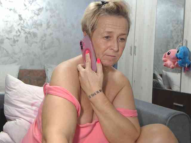 LovePinkLilli webcam