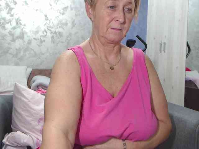 LovePinkLilli webcam