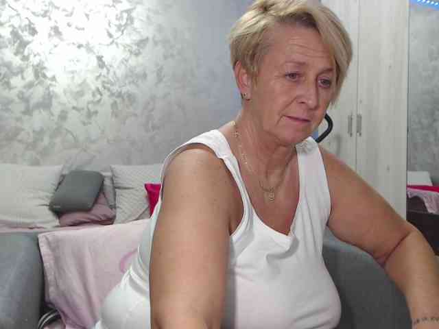 LovePinkLilli webcam