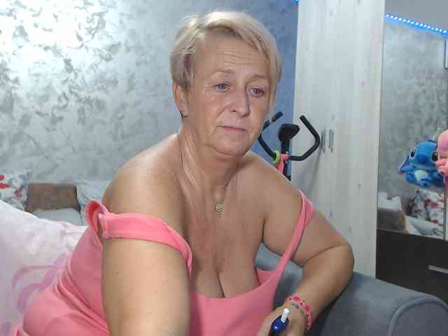 LovePinkLilli webcam
