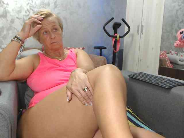 LovePinkLilli webcam