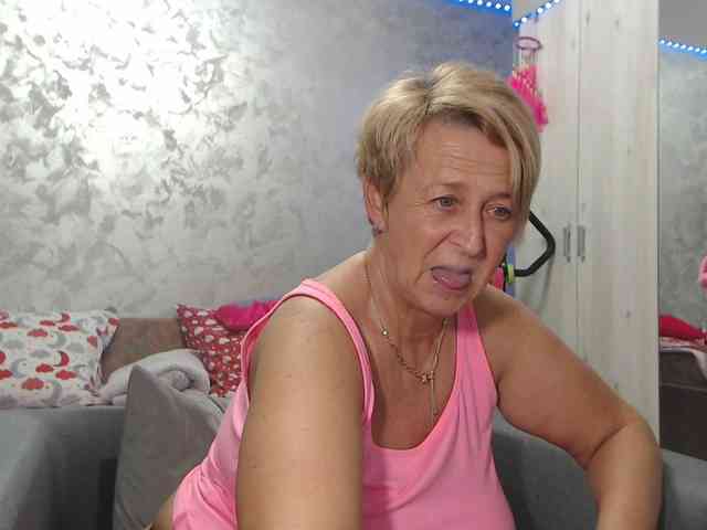 LovePinkLilli webcam