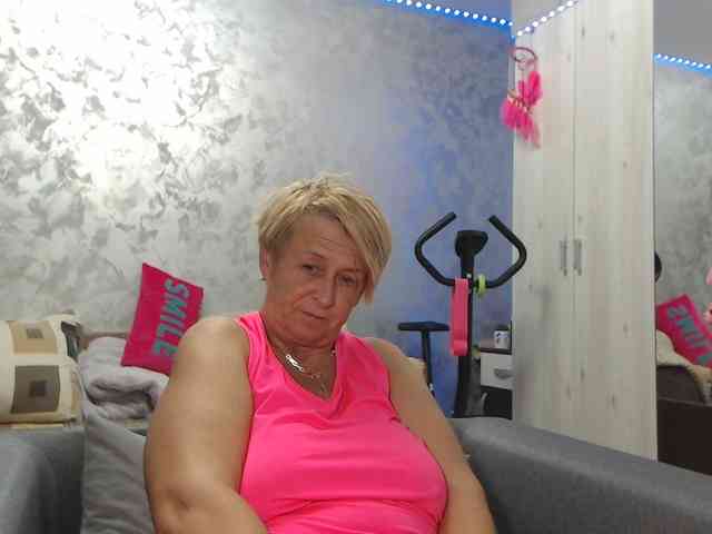 LovePinkLilli webcam
