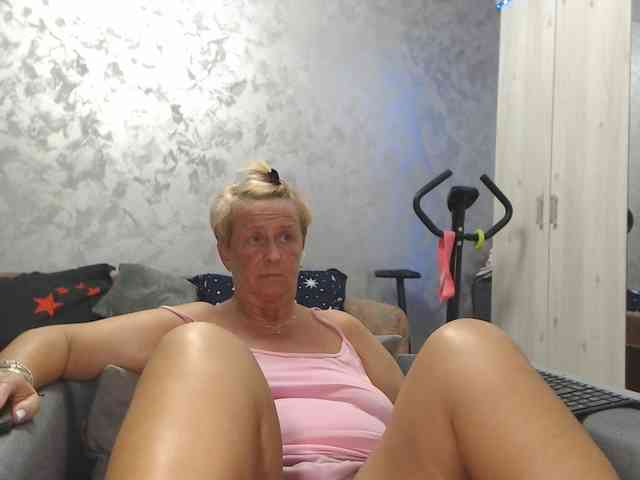 LovePinkLilli webcam