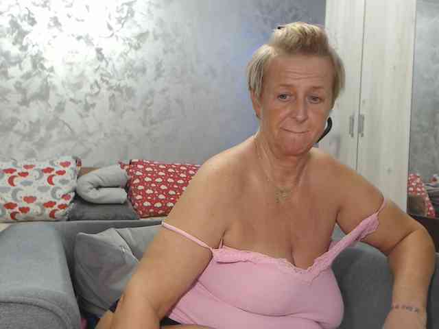 LovePinkLilli webcam