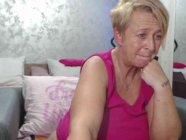 LovePinkLilli webcam