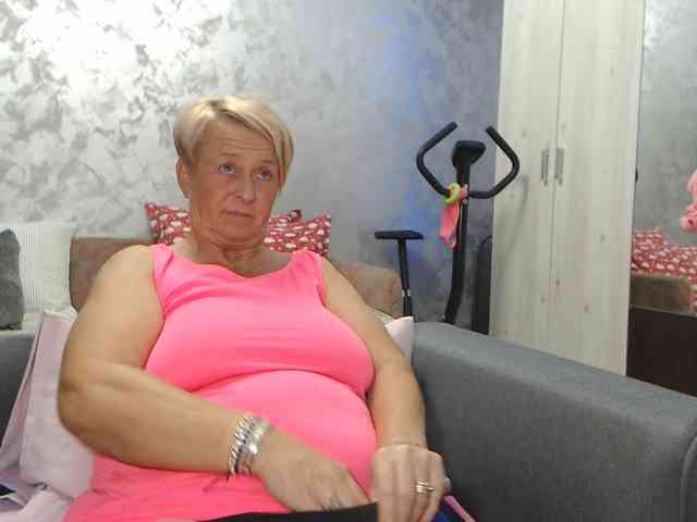 LovePinkLilli webcam