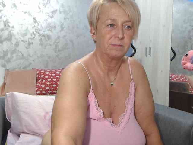 LovePinkLilli webcam