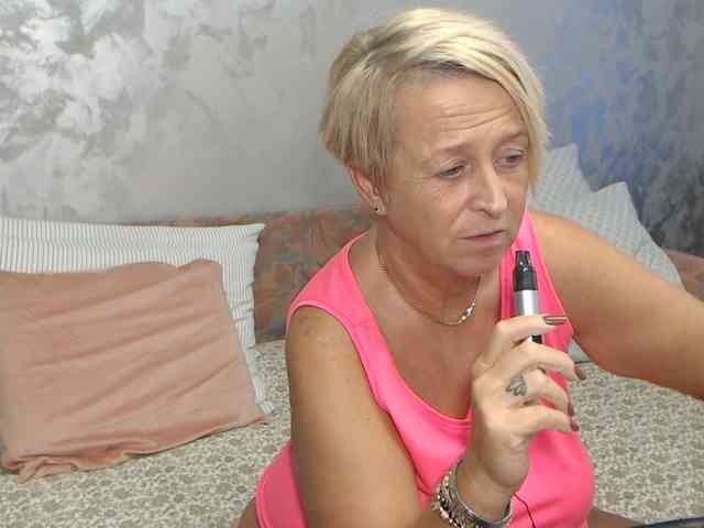 LovePinkLilli webcam