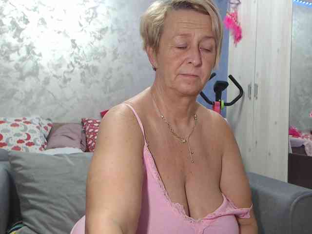 LovePinkLilli webcam