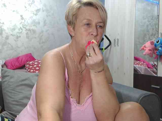 LovePinkLilli webcam