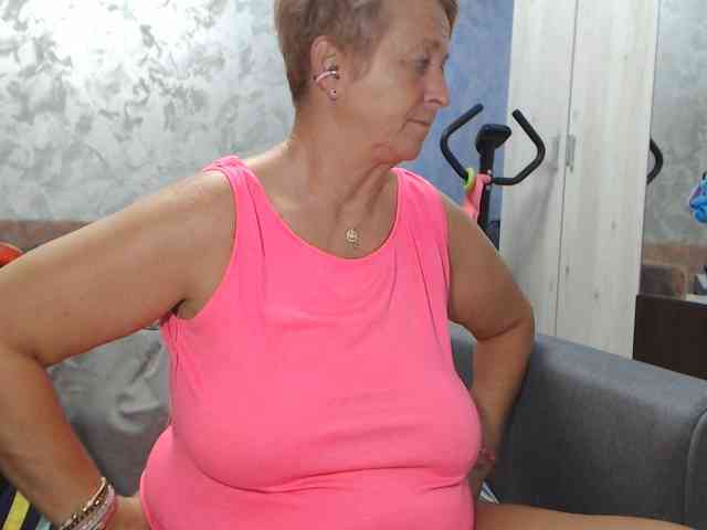 LovePinkLilli webcam