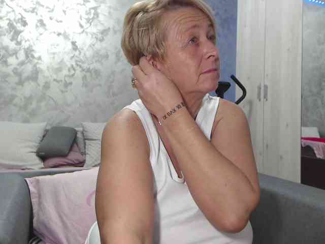 LovePinkLilli webcam