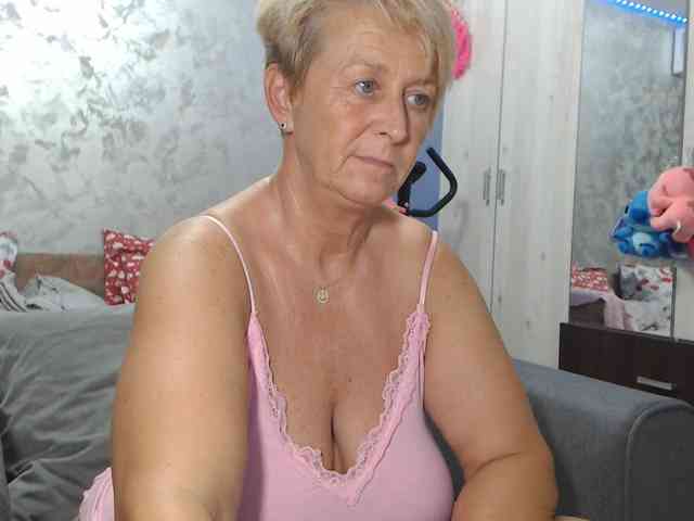 LovePinkLilli webcam