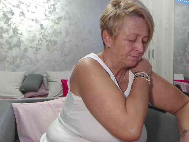 LovePinkLilli webcam