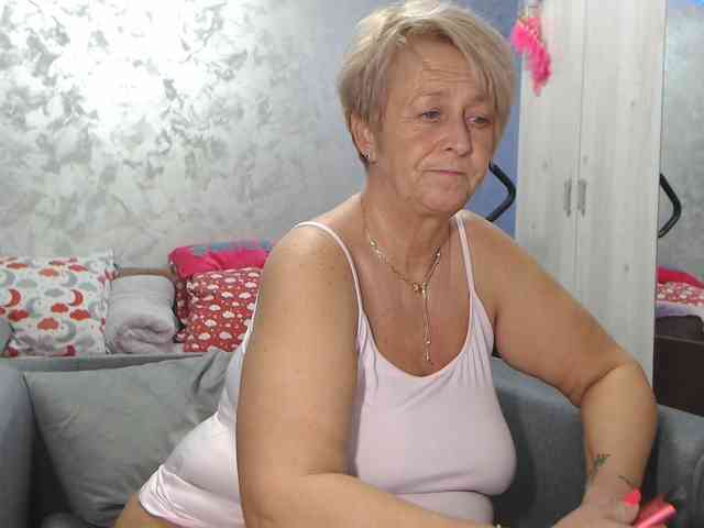LovePinkLilli webcam
