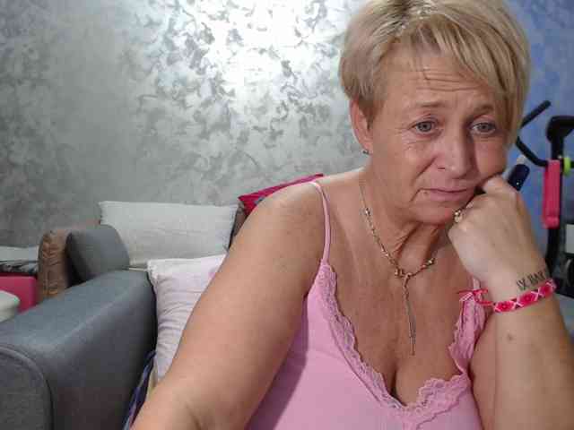 LovePinkLilli webcam
