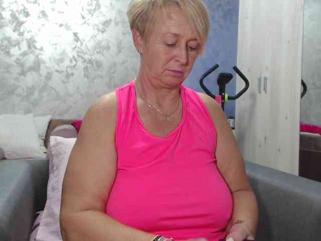 LovePinkLilli webcam