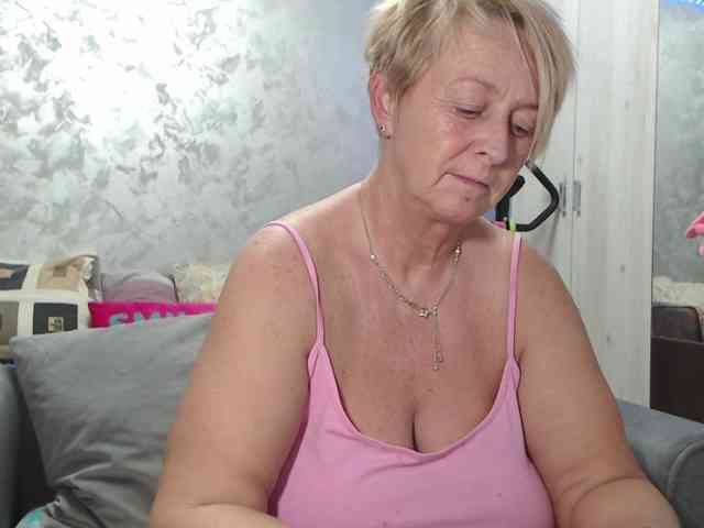 LovePinkLilli webcam