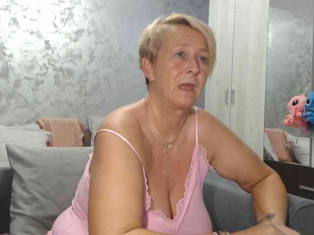 LovePinkLilli webcam